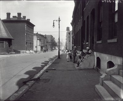 Afroamerikanische Familie auf der Treppe vor 2318 Pine Street von Unknown
